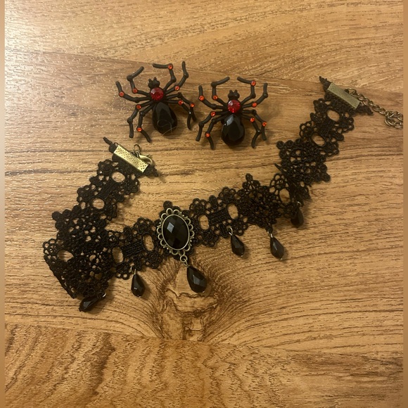 MORTICIA ADDAMS HALLOWEEN COSTUME, WIG, AND ACCESSORIES - Picture 3 of 5